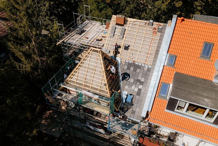 Solardach eines Einfamilienhauses in Bau, Luftaufnahme