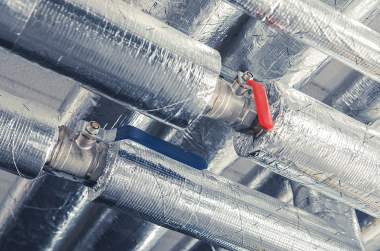 Isoliertechnik, isolierte Rohre unter Gebäudedecke