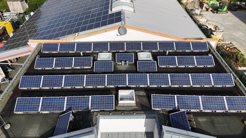 Solaranlagen auf zwei Hallendächern